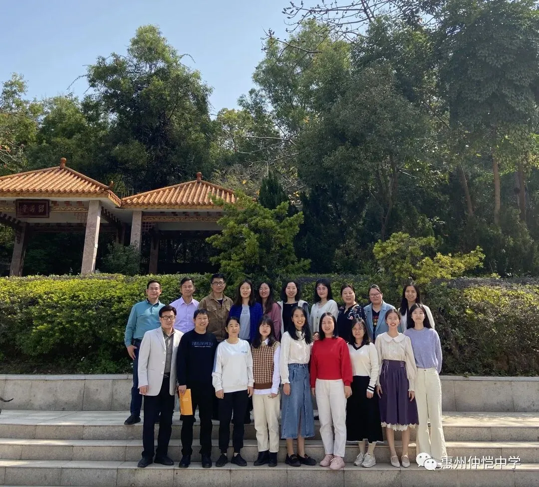 教师们在进行课后辅导