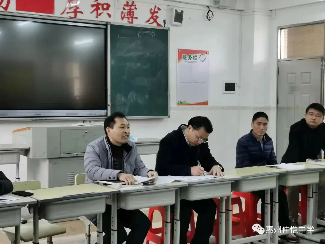 科组评课现场,教师们积极发言
