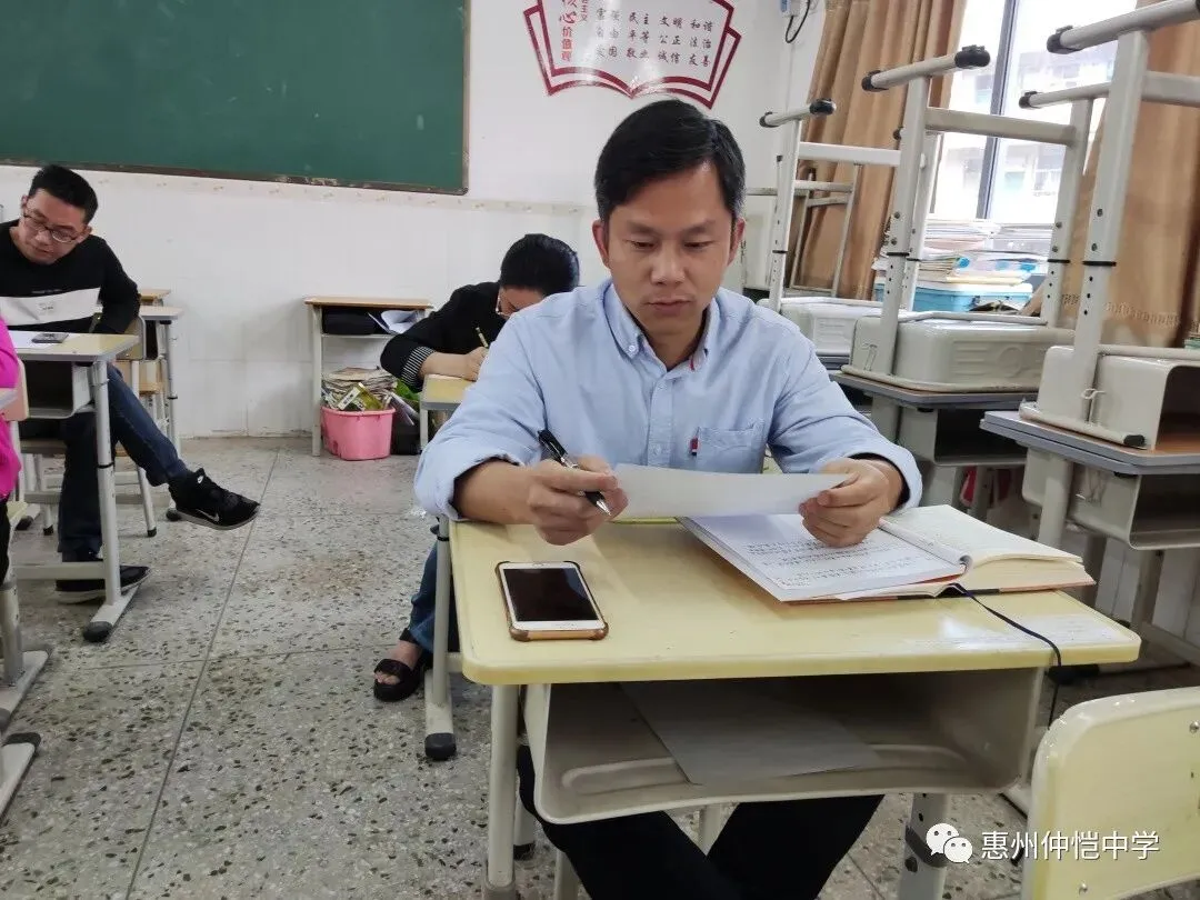 学生们在课堂上积极参与讨论