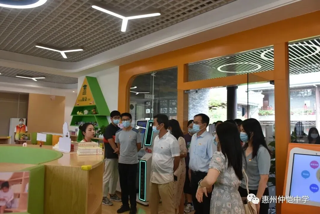 党员们在党群服务中心内交流学习心得