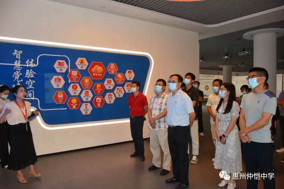 参观多功能活动室和图书室