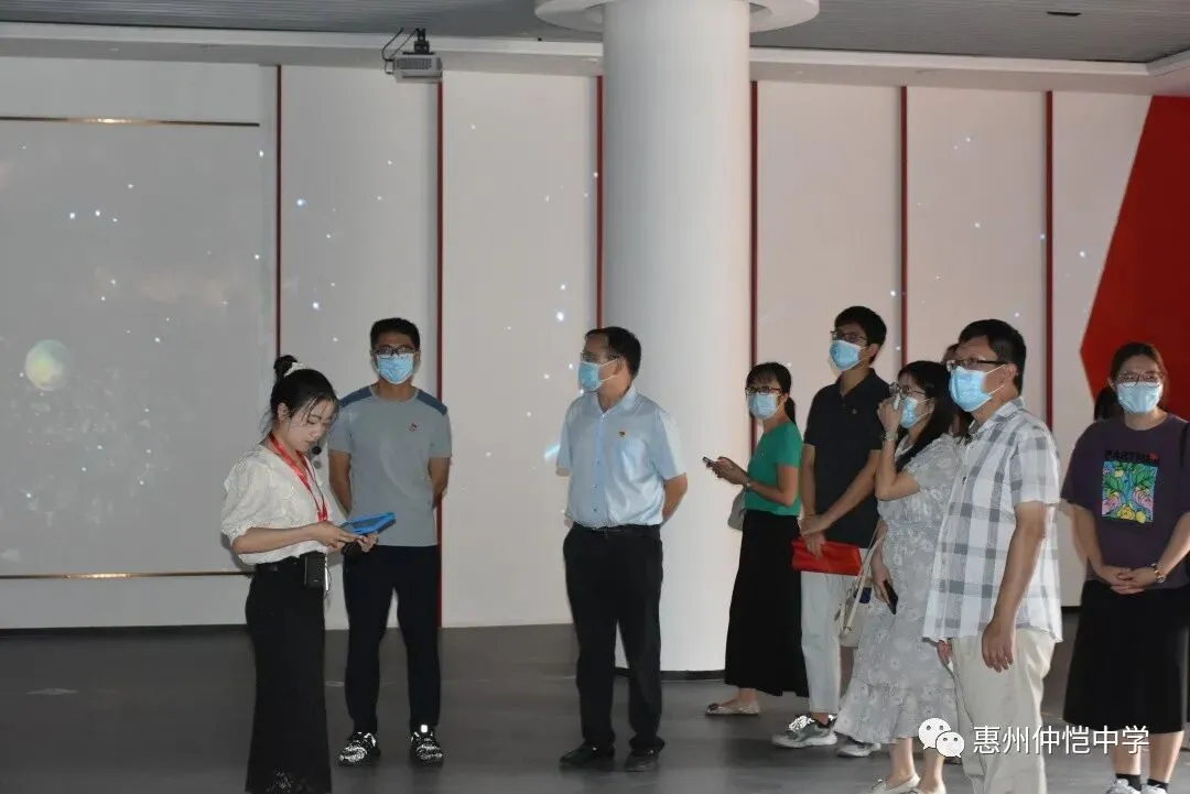 党员们在党建宣传展厅认真学习