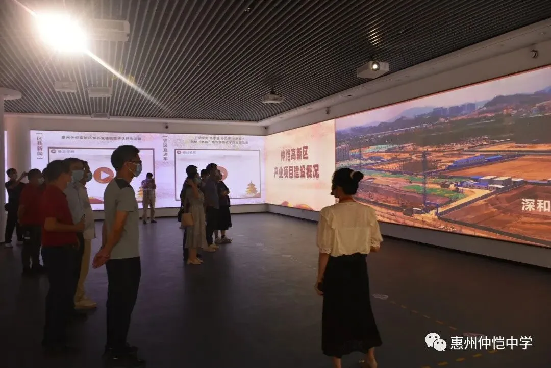 展厅内展示的仲恺党建发展历程
