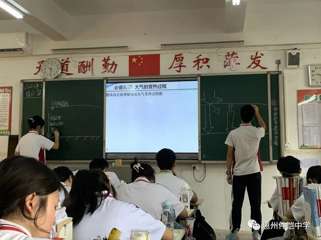 赖钧泉老师在课堂上进行知识点梳理和讲解