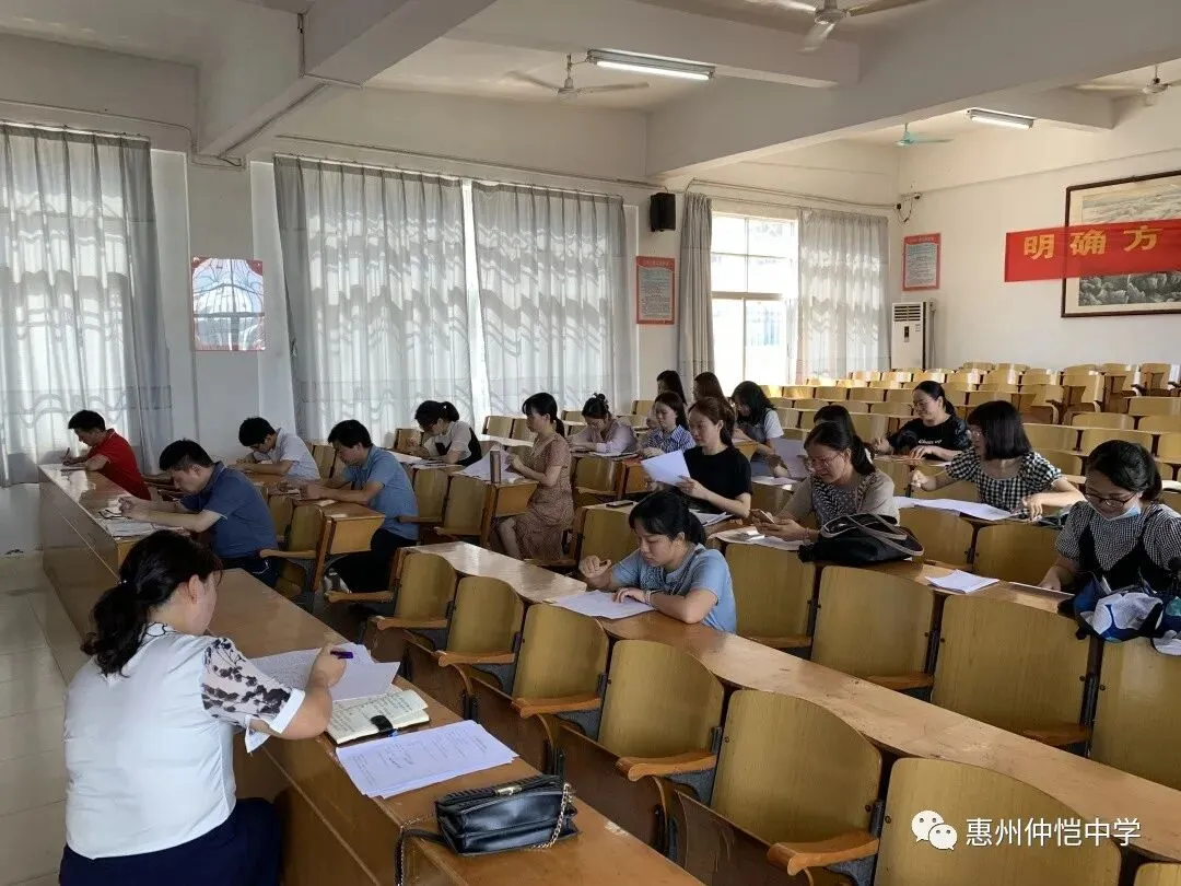 课堂互动场景,学生认真听讲
