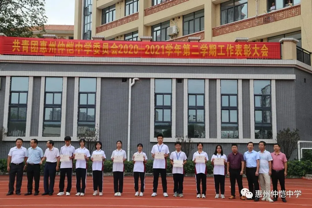 学生会成员在校园内进行管理和服务工作