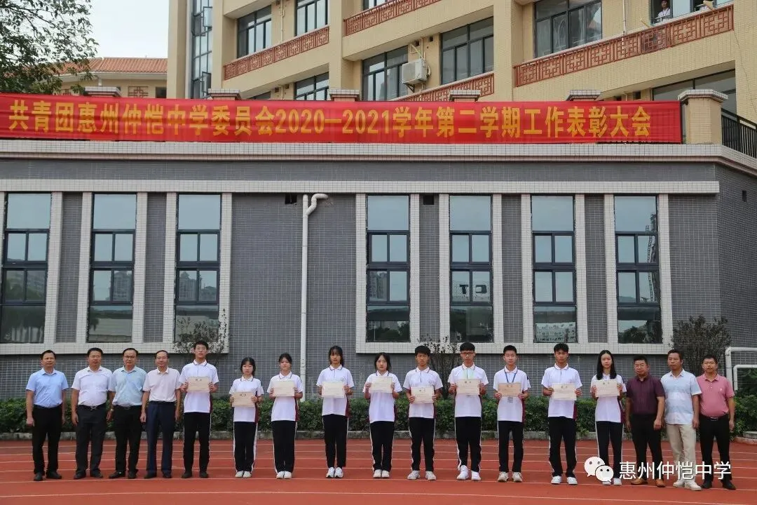 团委工作人员在进行团员发展相关工作