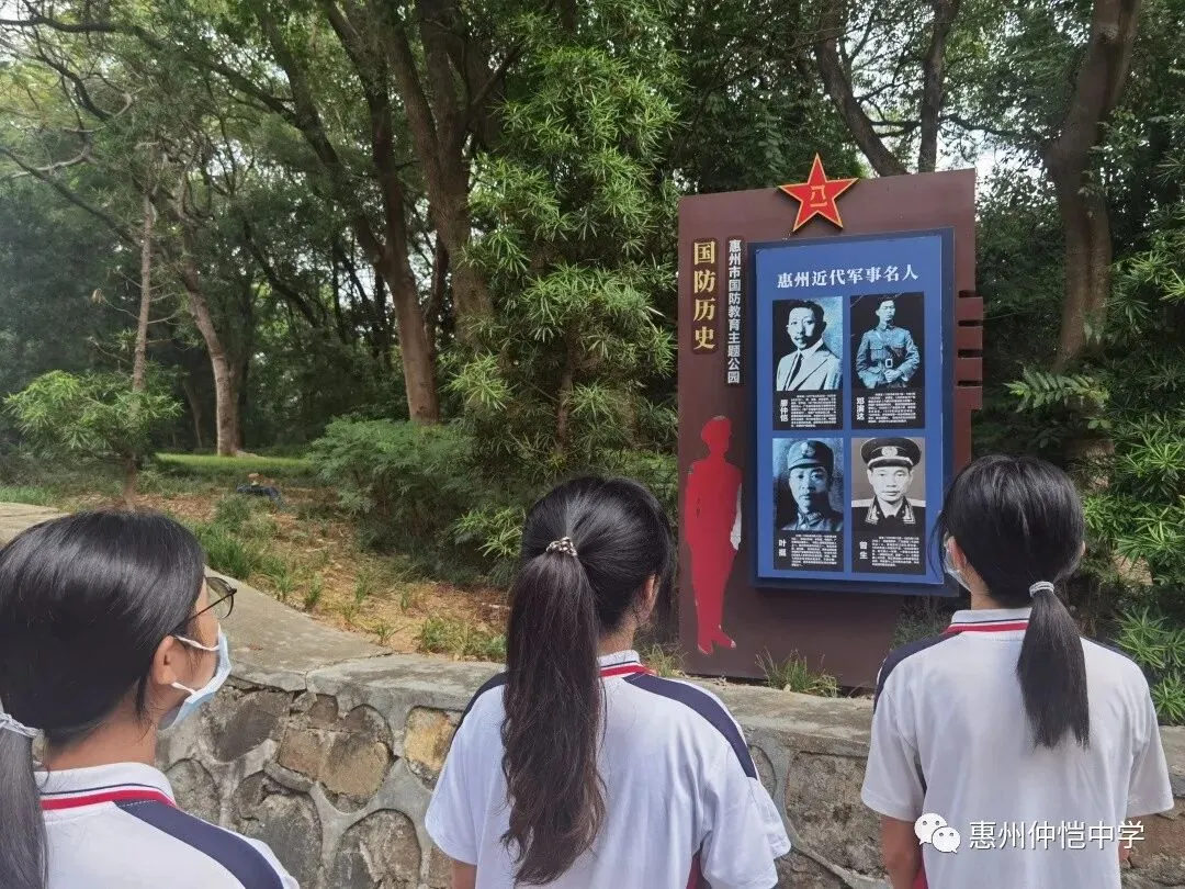 教师代表钟道传老师带领学生进行共青团员宣誓