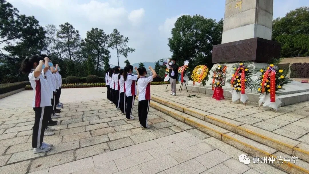 学生代表在烈士纪念碑前发表演讲