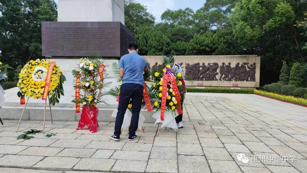 团委副书记范晓雯老师讲述烈士纪念碑历史