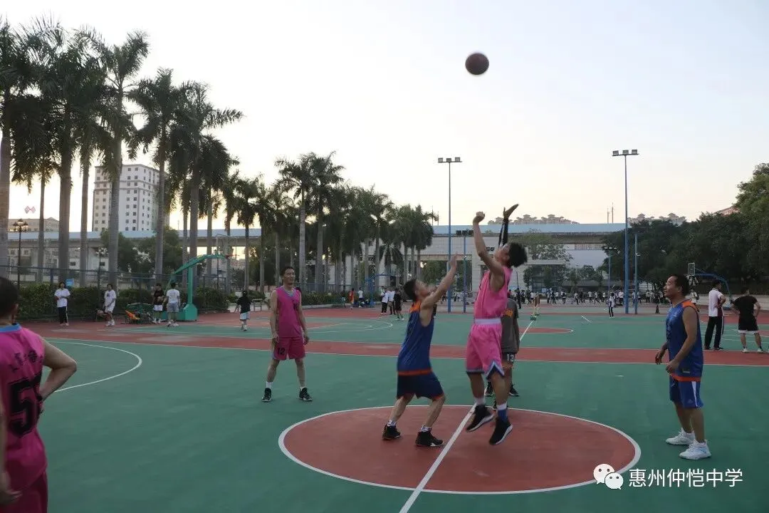 女教师在篮球赛中积极拼搏