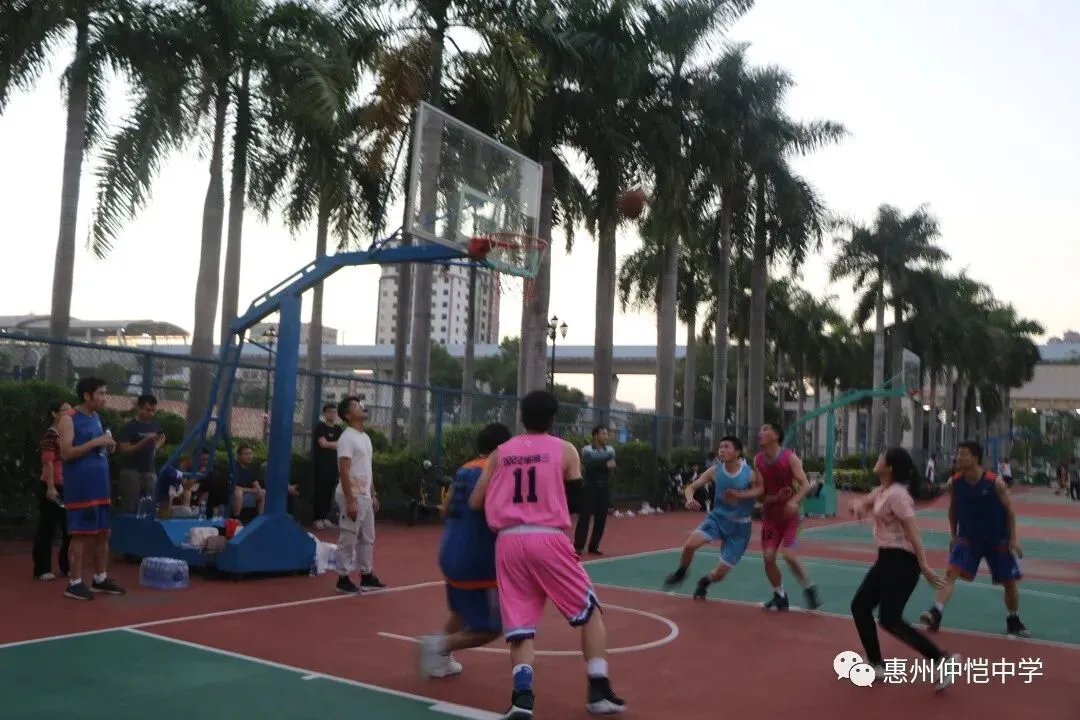 教师们在比赛中享受运动乐趣