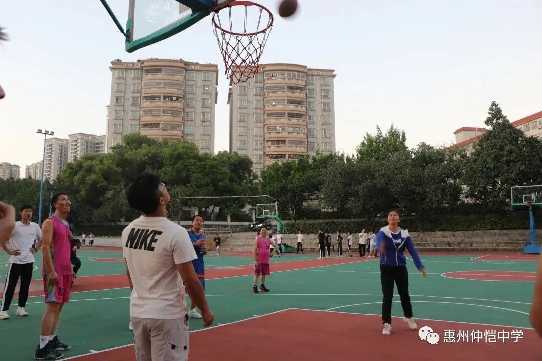 教师们在比赛中互相鼓励