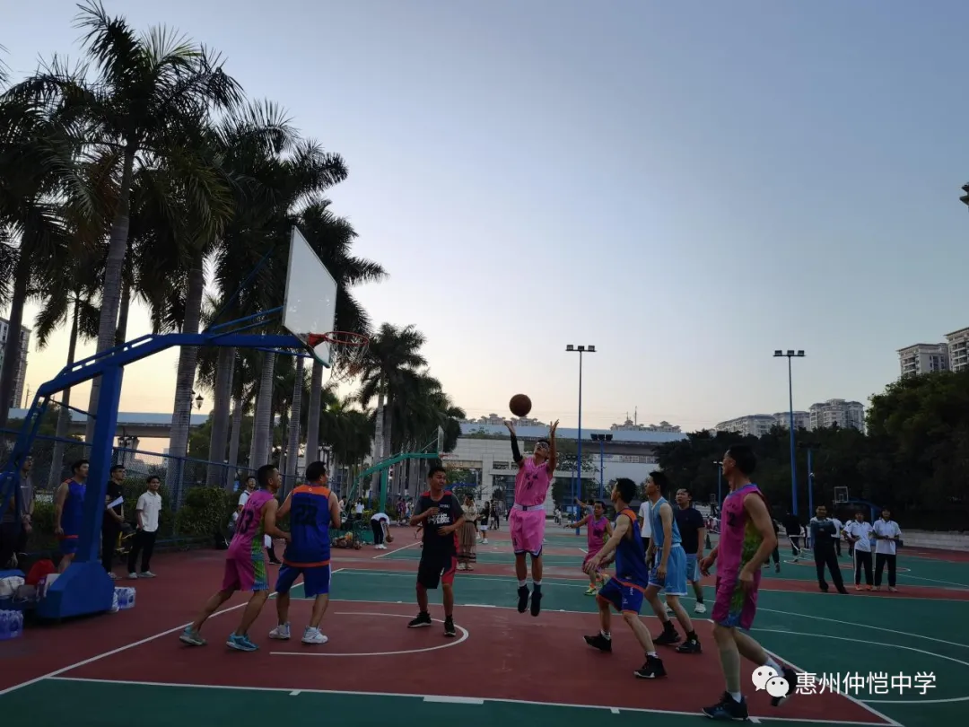 比赛结束后教师们合影留念