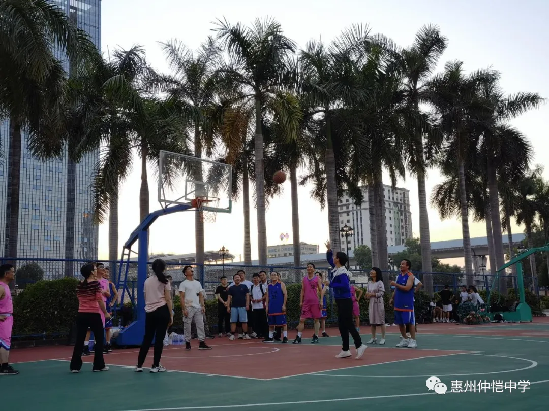 教师们赛后交流