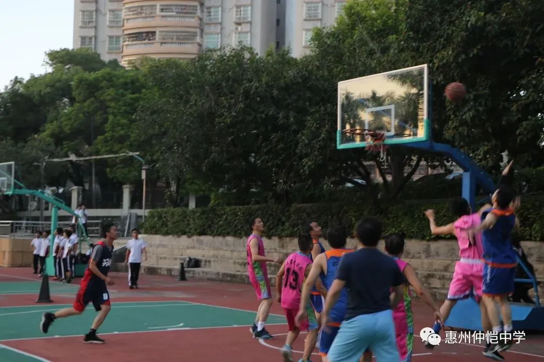 教师们在比赛中展现高超球技