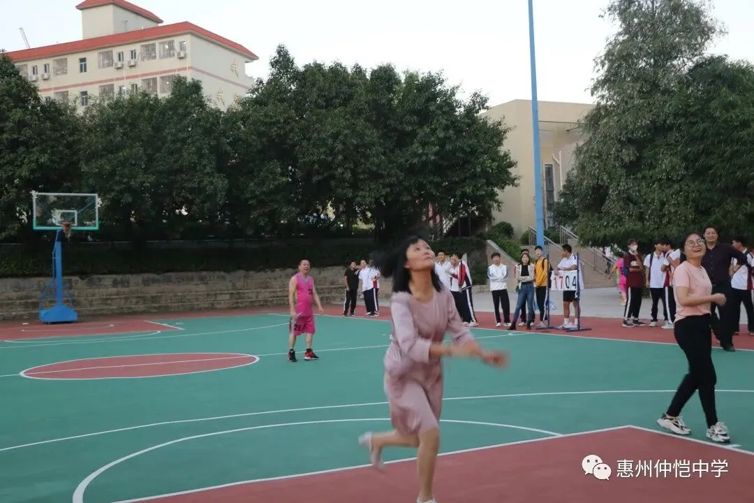 教师们在比赛中积极跑动