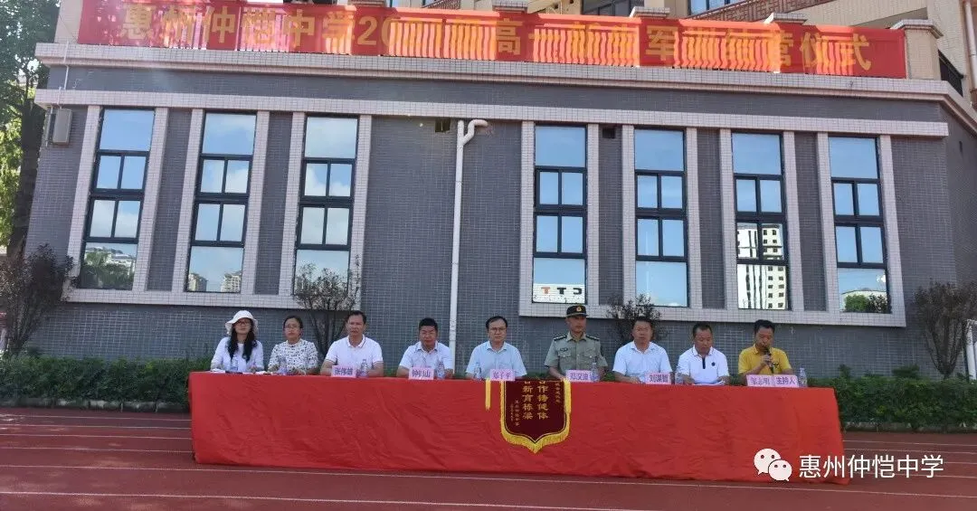 高一新生军训汇演现场,学生们身着迷彩服,精神抖擞