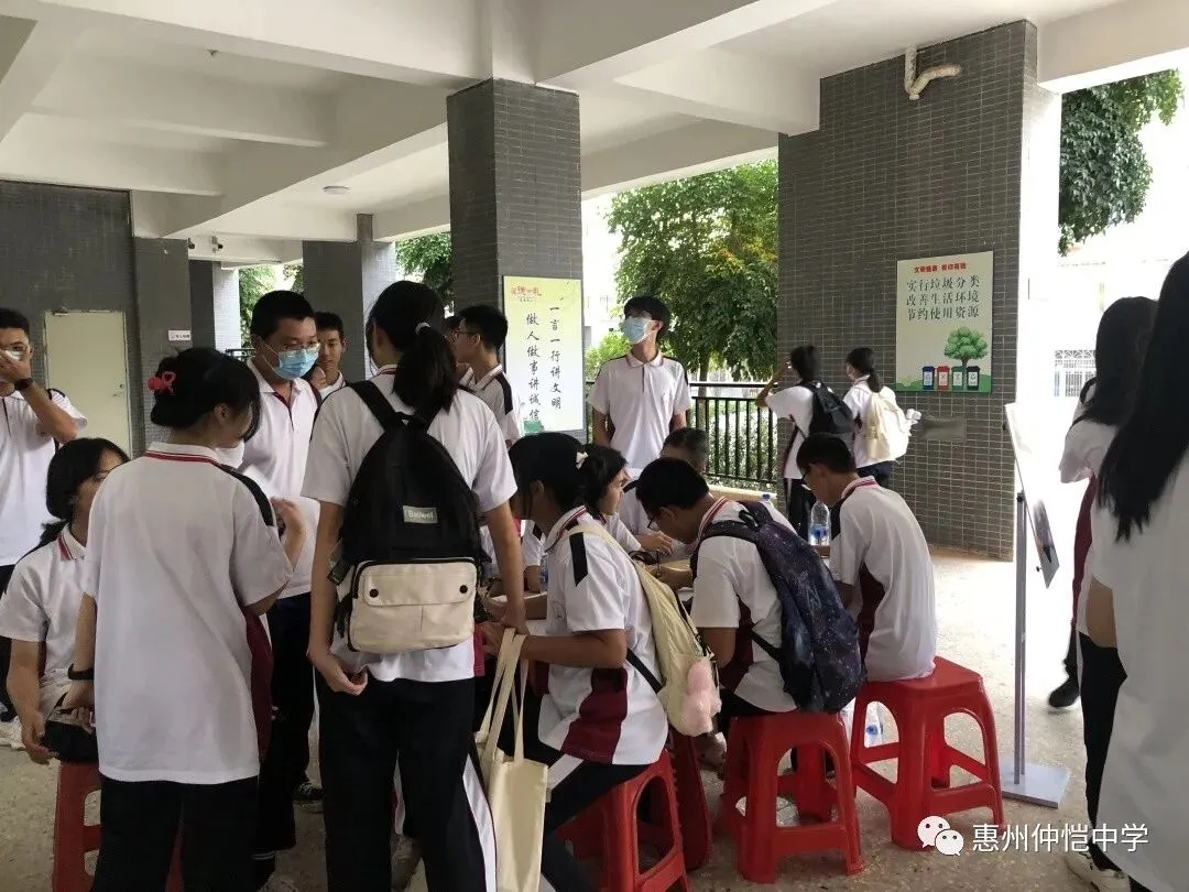 学生们在招新点前驻足观看宣传海报