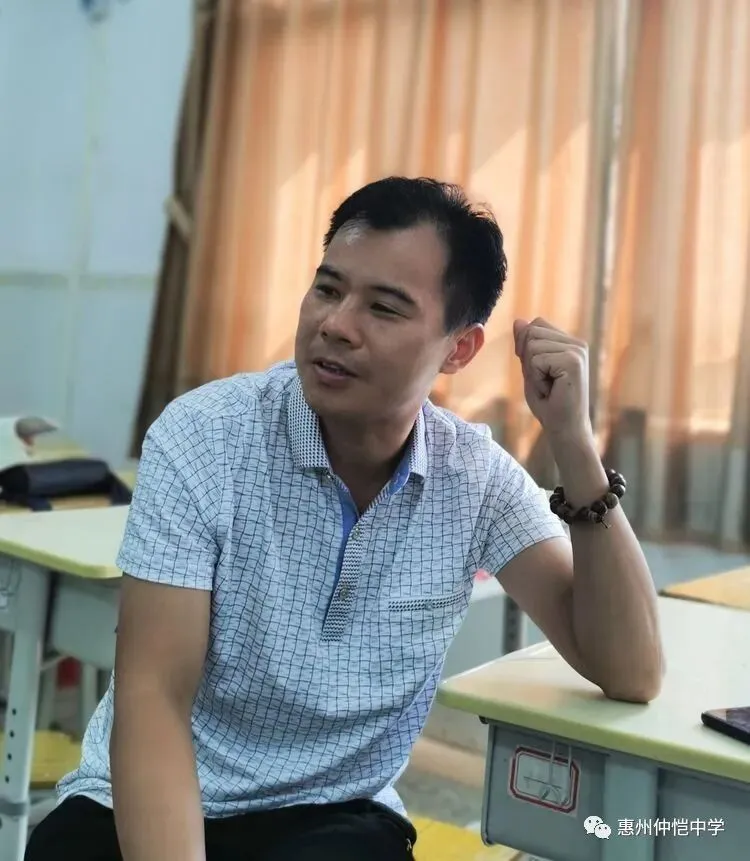 数学科组教师在新楼会议室进行研讨