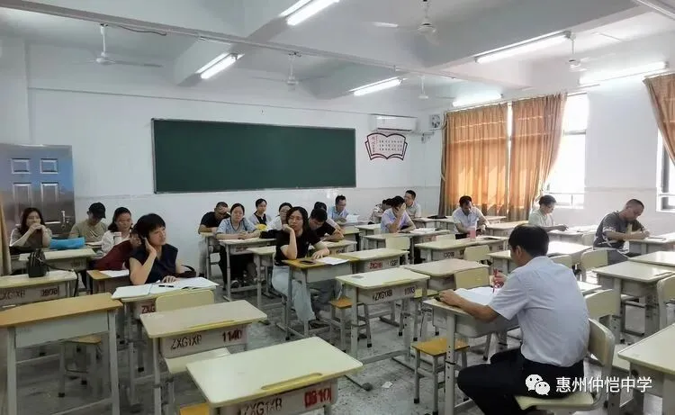 学生认真听讲并做笔记的课堂画面