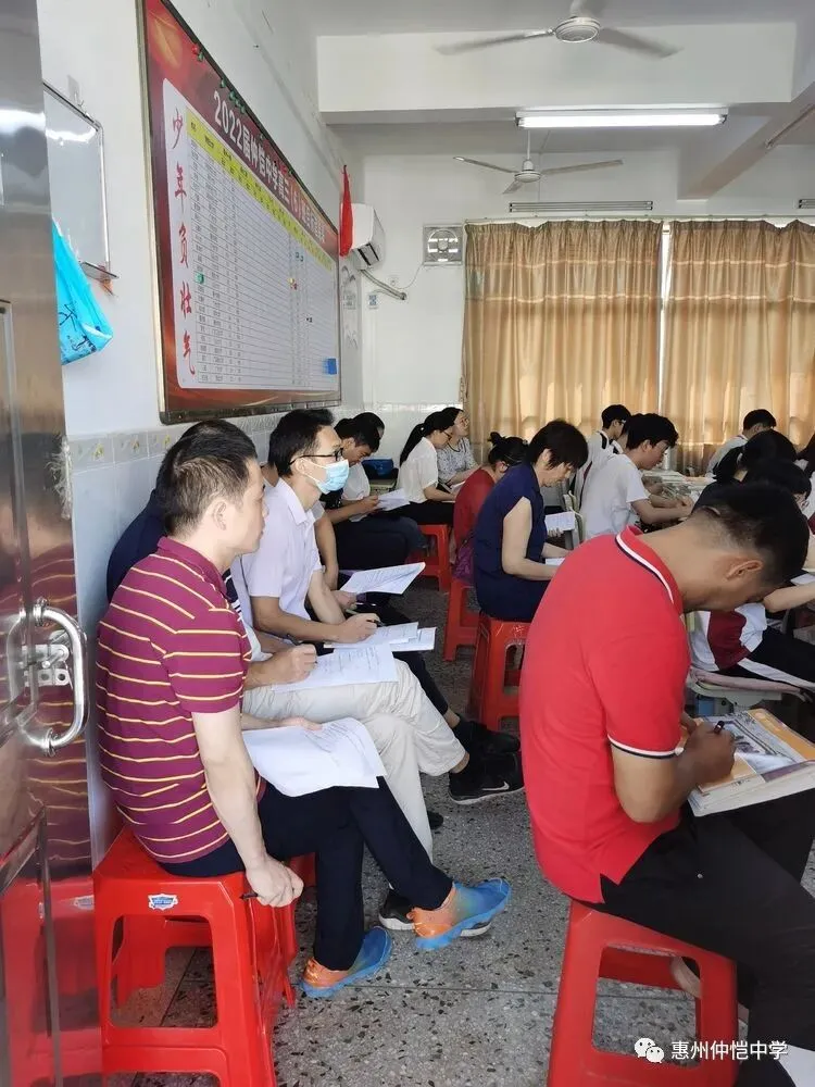 数学公开课课堂场景，学生积极参与互动