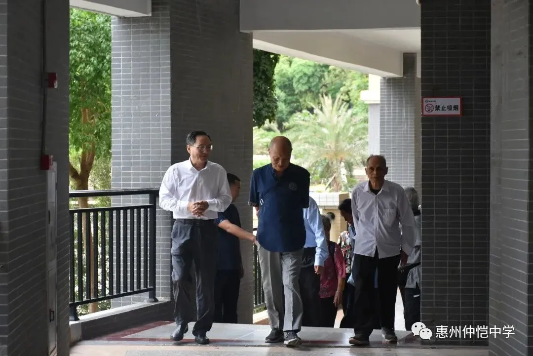 老教师们欣赏校园新貌