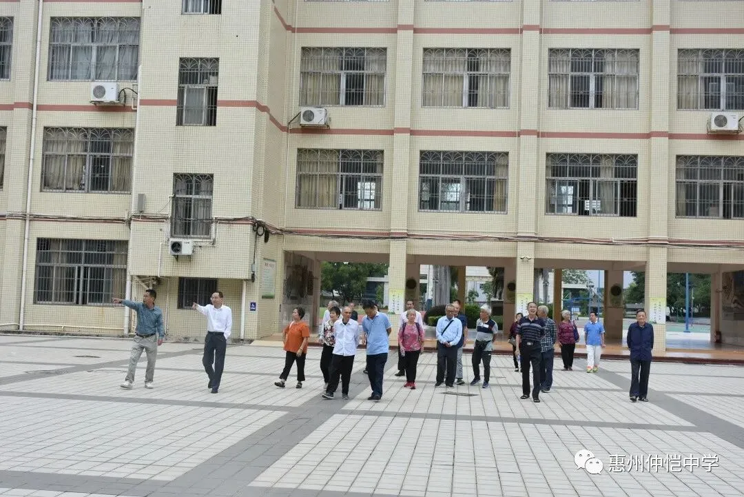 张干丁校长带领老教师们参观校园