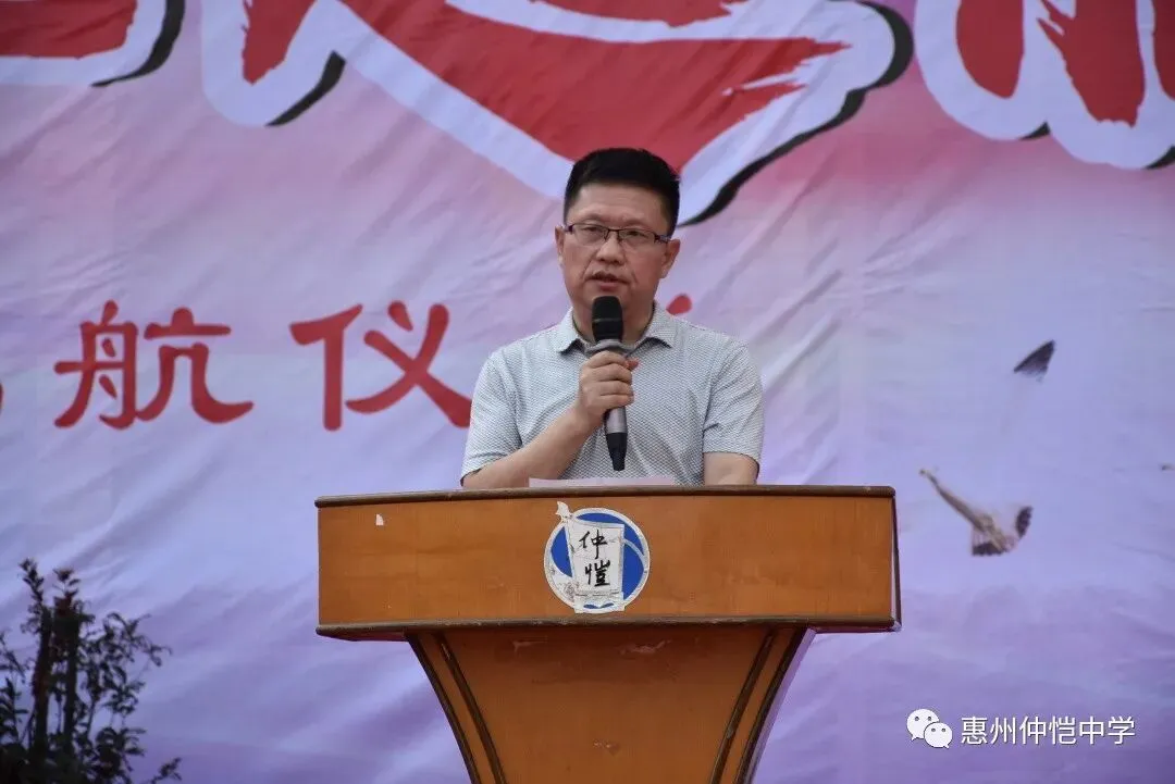 教师代表杨君老师发言