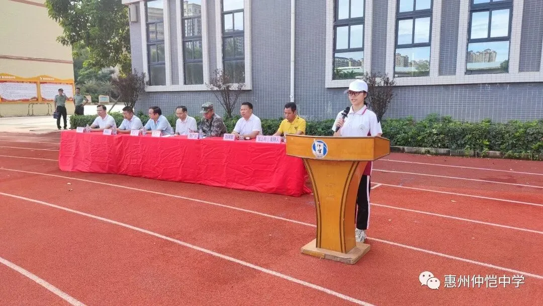 新生在烈日下进行军姿训练
