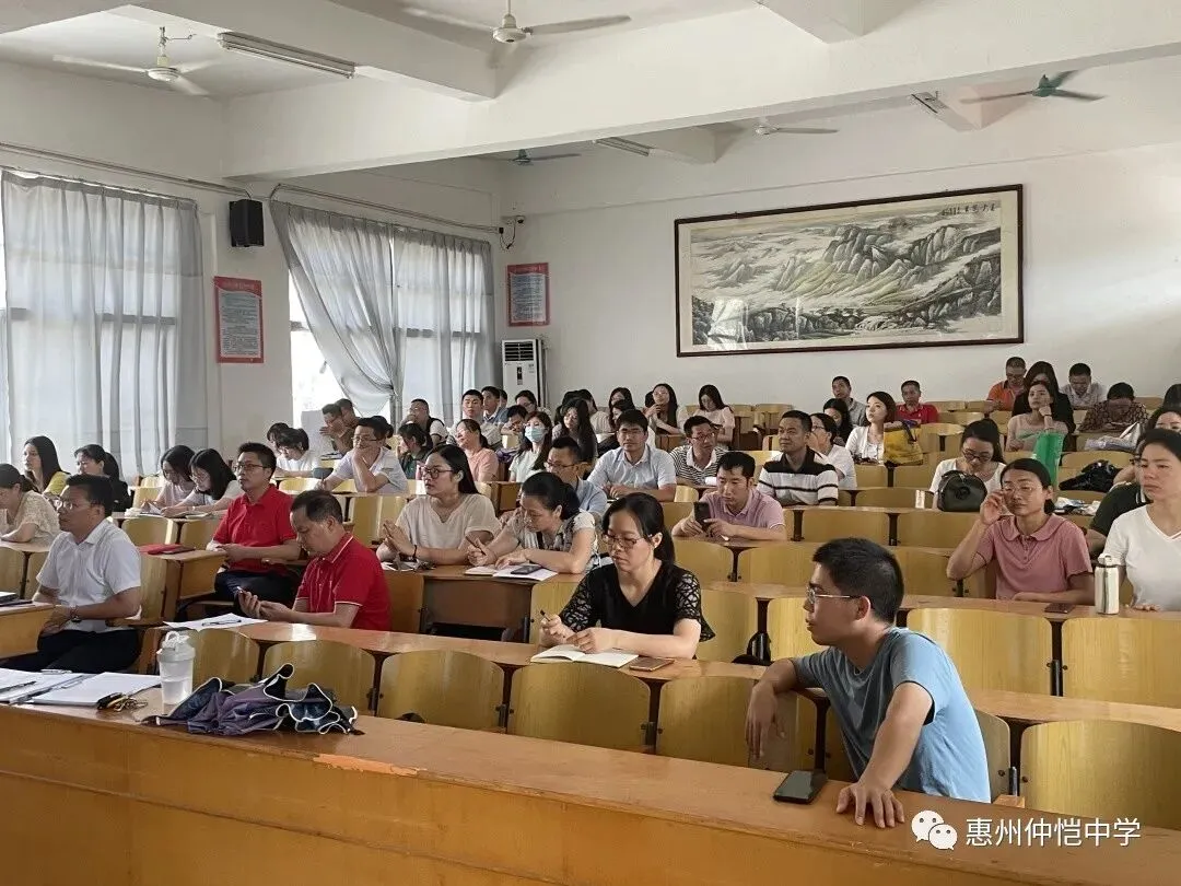 政教处主任唐永传正在发言，强调班主任工作的重要性与具体要求
