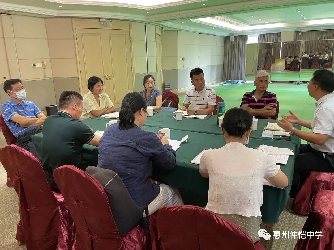 刘谋智副校长汇报学校育人成果