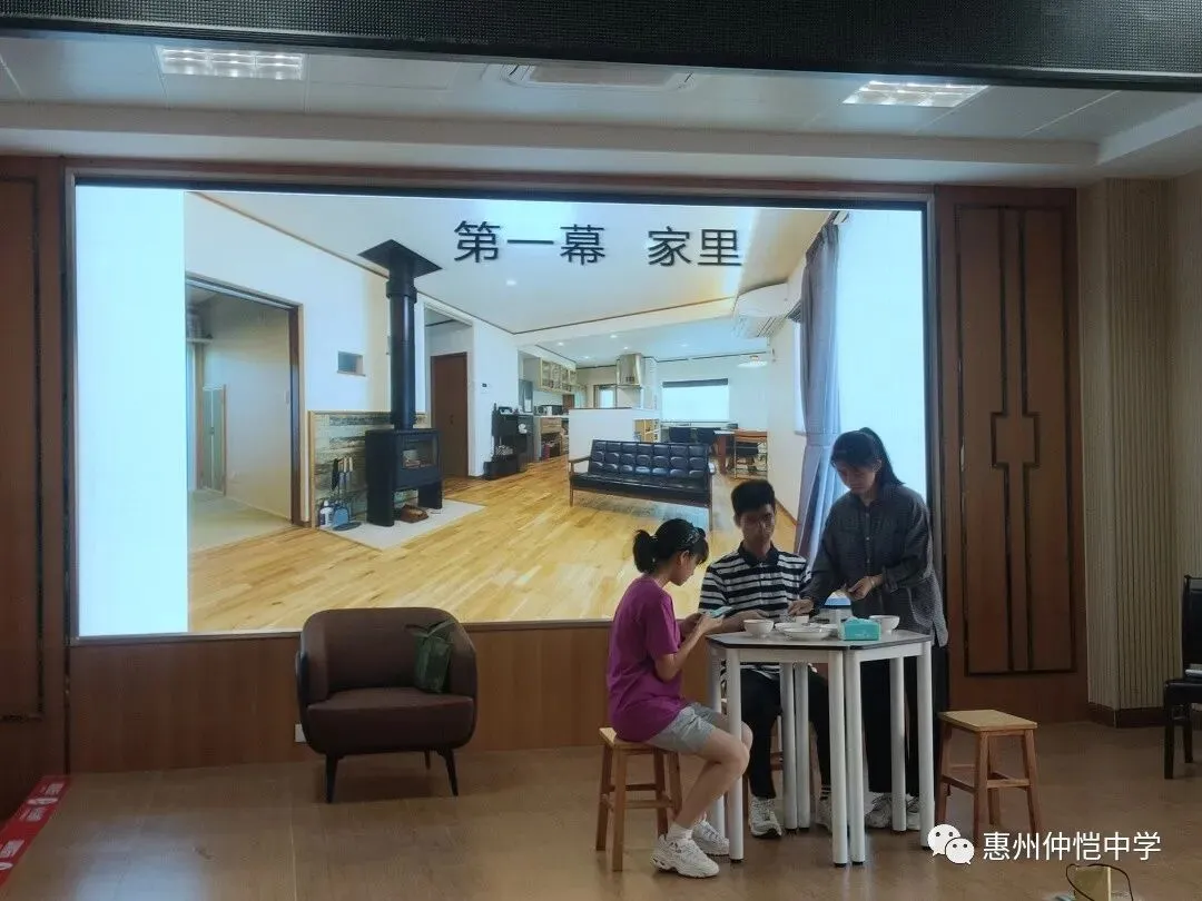 心理剧拍摄现场,指导老师与学生们交流指导