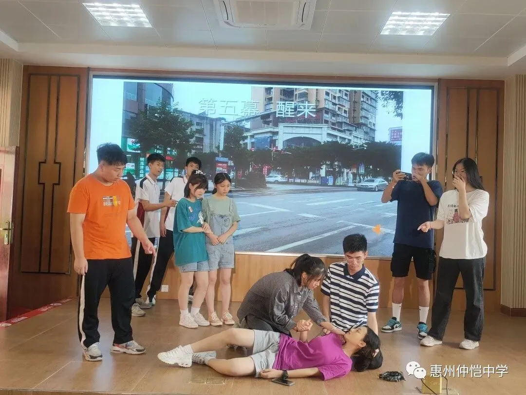 心理剧《手机?不如跳舞》剧照,展现小明与父亲一同学习跳舞的温馨画面