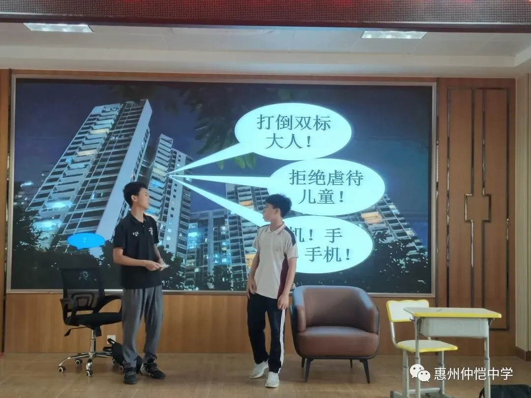 心理剧《如果再来一次》剧照,表现林晓晨在昏迷中回忆父母关爱的场景