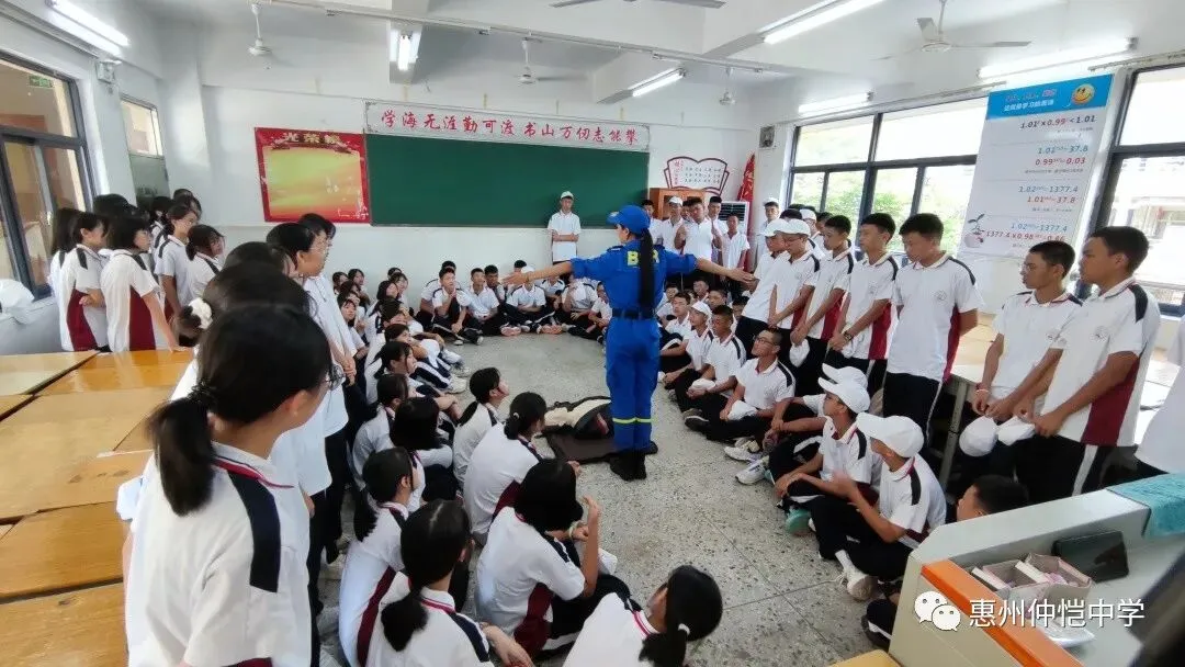 学生在蓝天救援队队员指导下进行急救操作