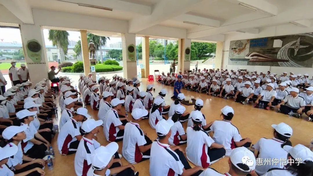 蓝天救援队队员为仲恺中学高一新生讲解止血知识