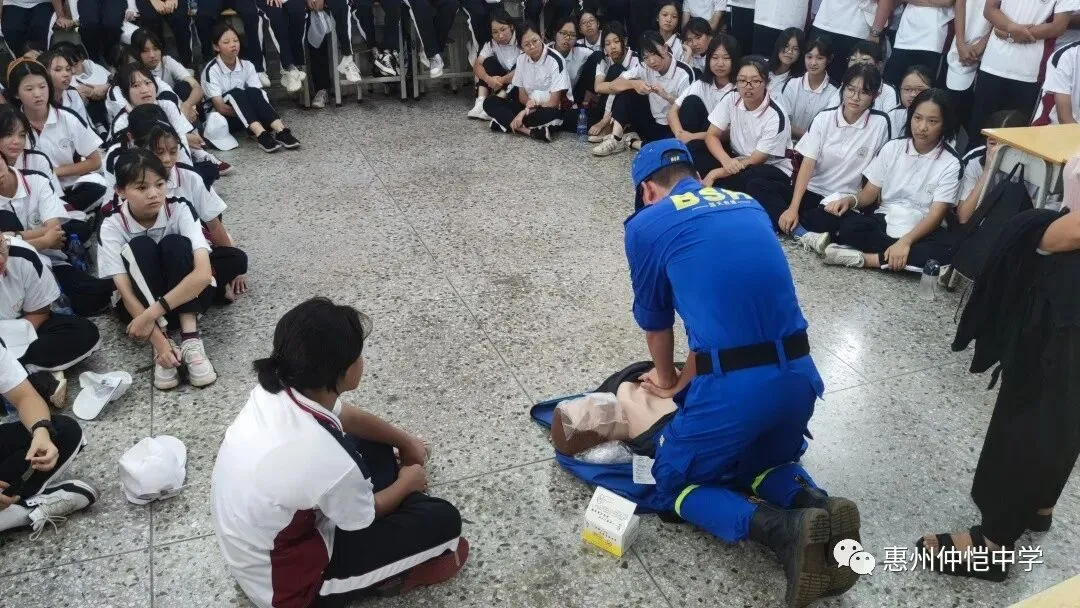 仲恺中学高一新生踊跃参与急救技能体验