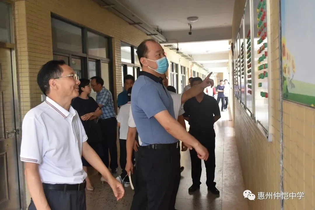 程矛常委查看高三考点过关公示栏