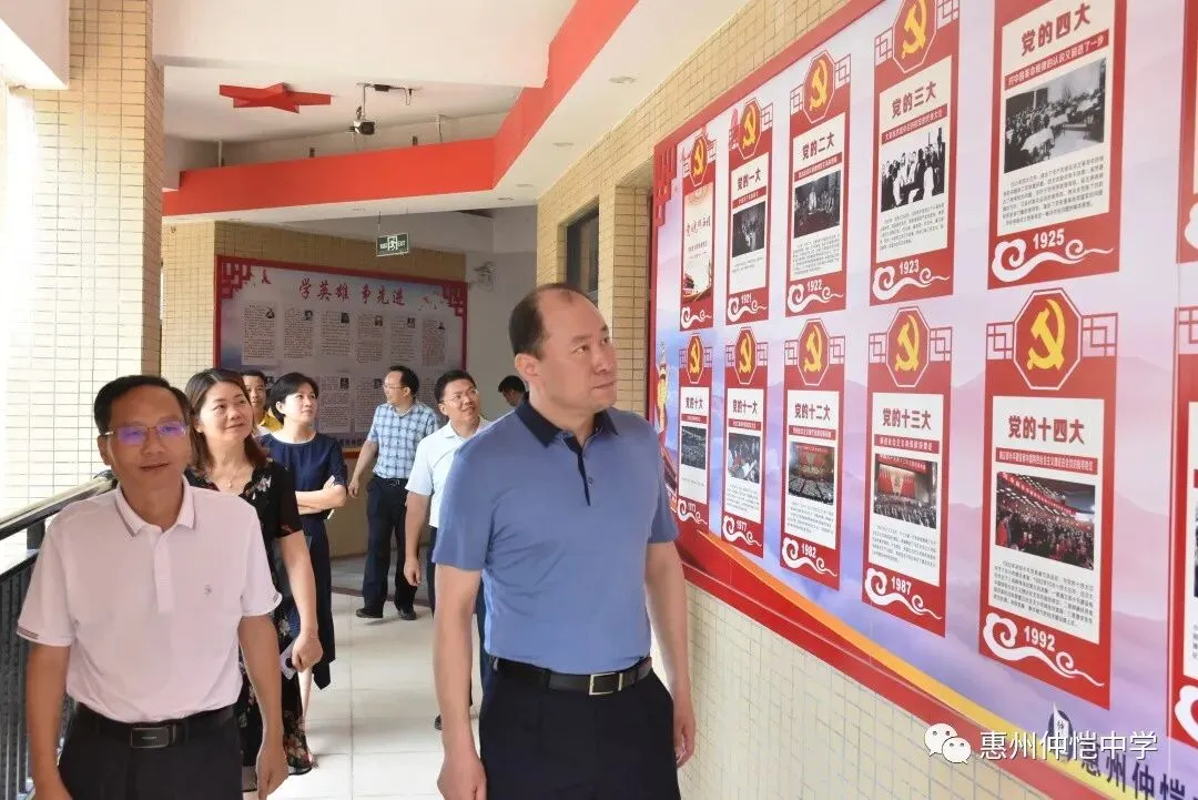 慰问现场，领导与师生亲切互动