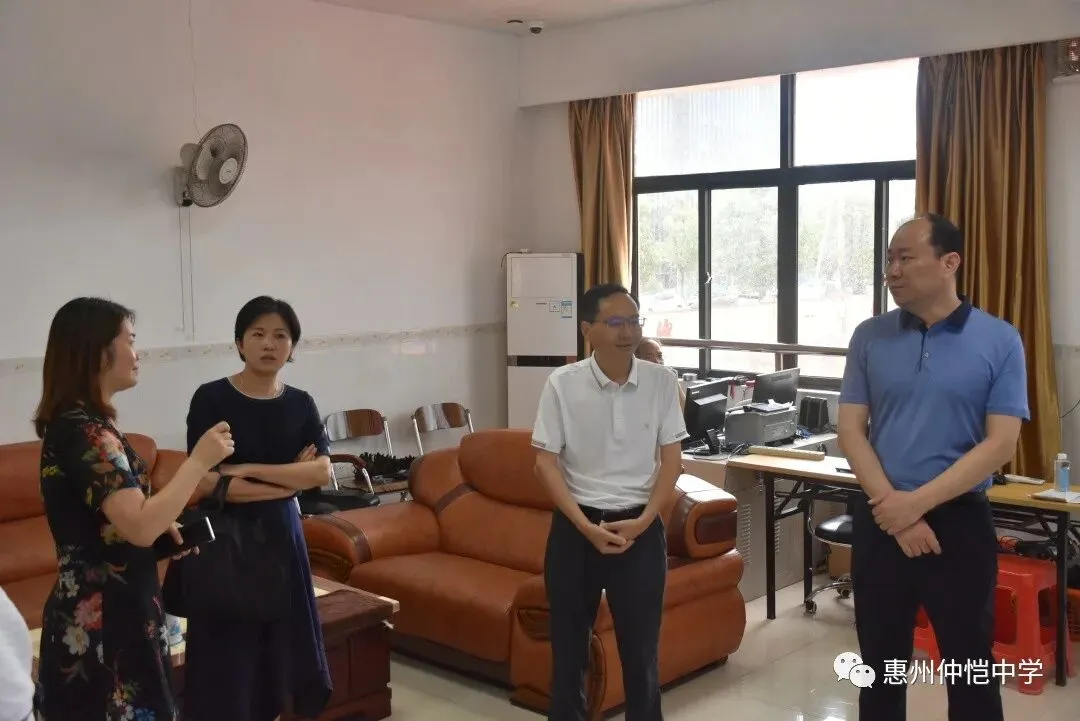 慰问现场，领导与师生亲切互动
