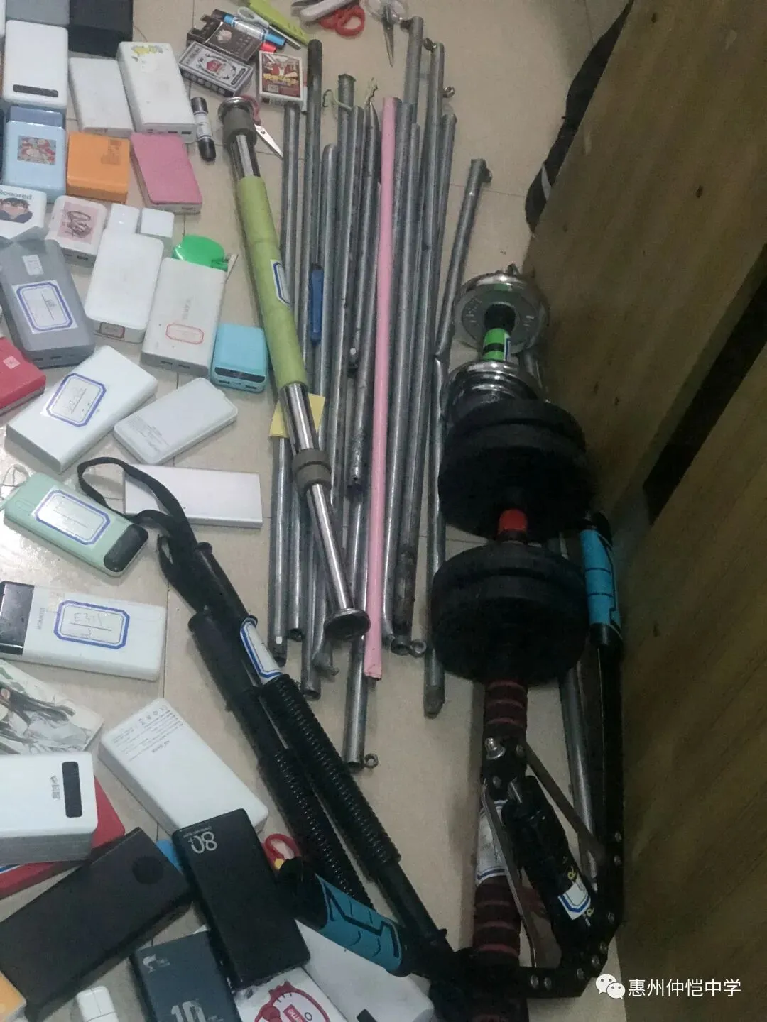 检查人员认真核查宿舍物品