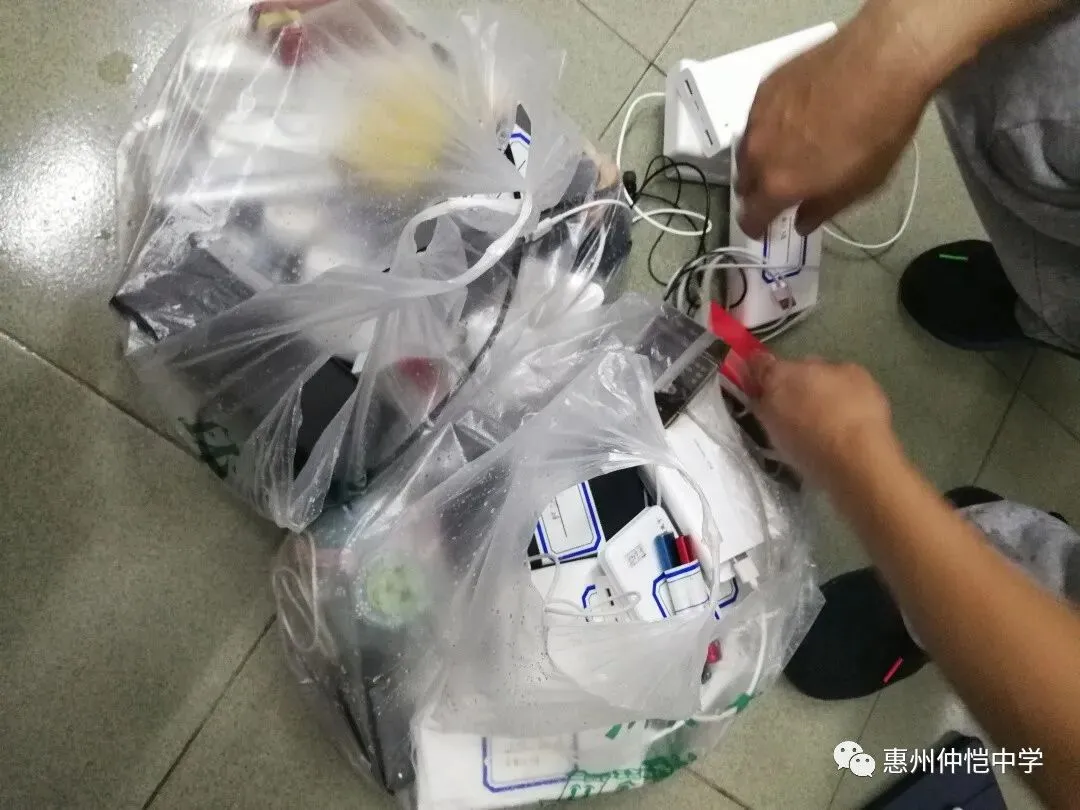 检查人员对发现的违规物品进行记录