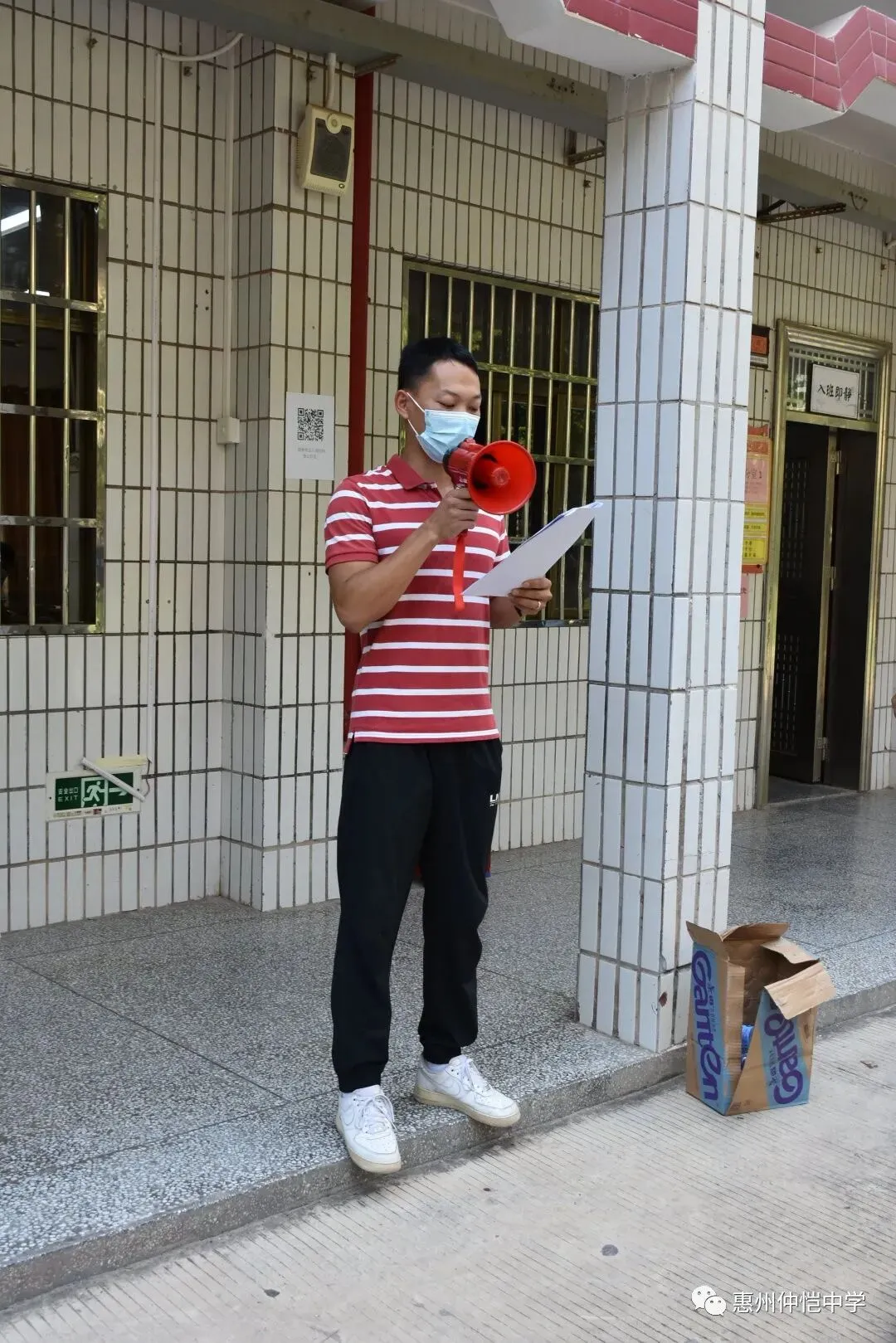 消毒人员对教室进行清洁消毒