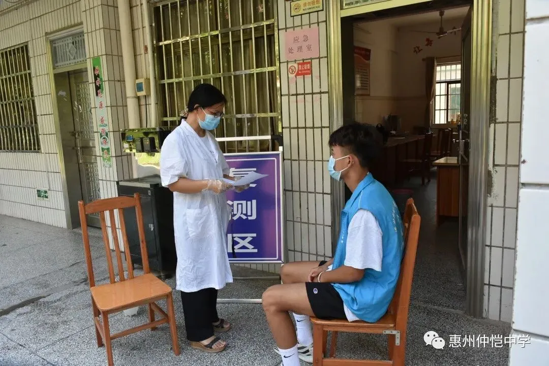 教室内学生突发不适，校医进行处置