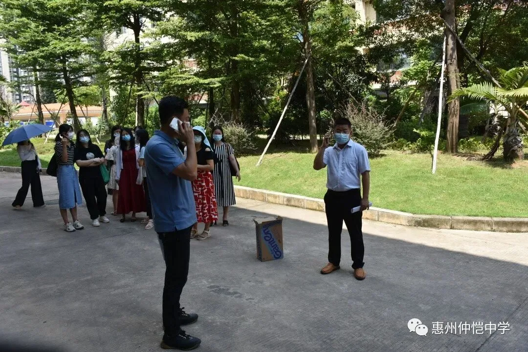 隔离室内的学生接受观察与询问
