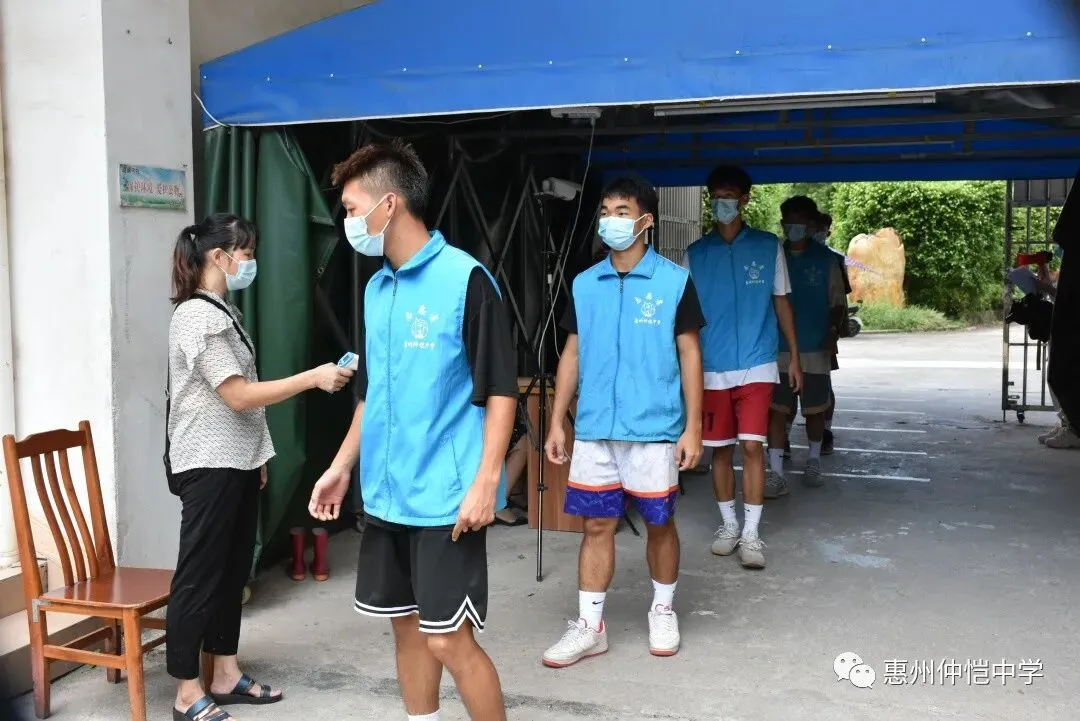 学生分散就餐，保持安全距离