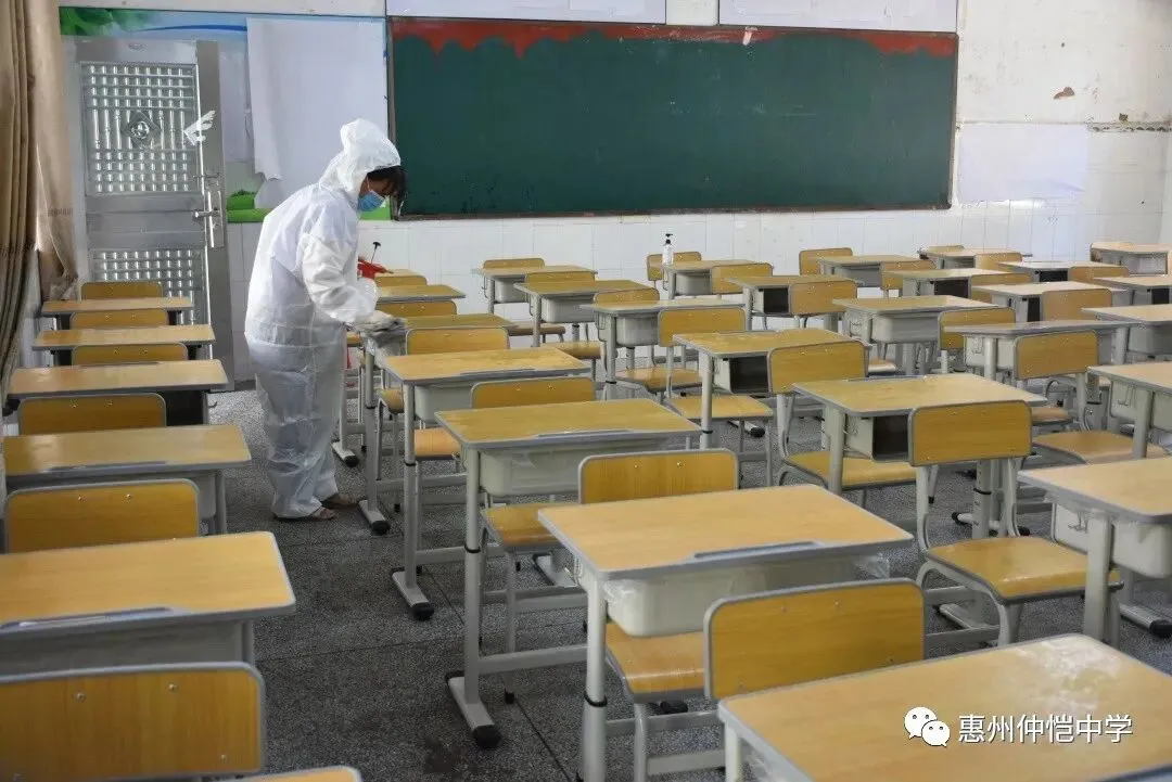 学生按照楼层顺序错峰离校