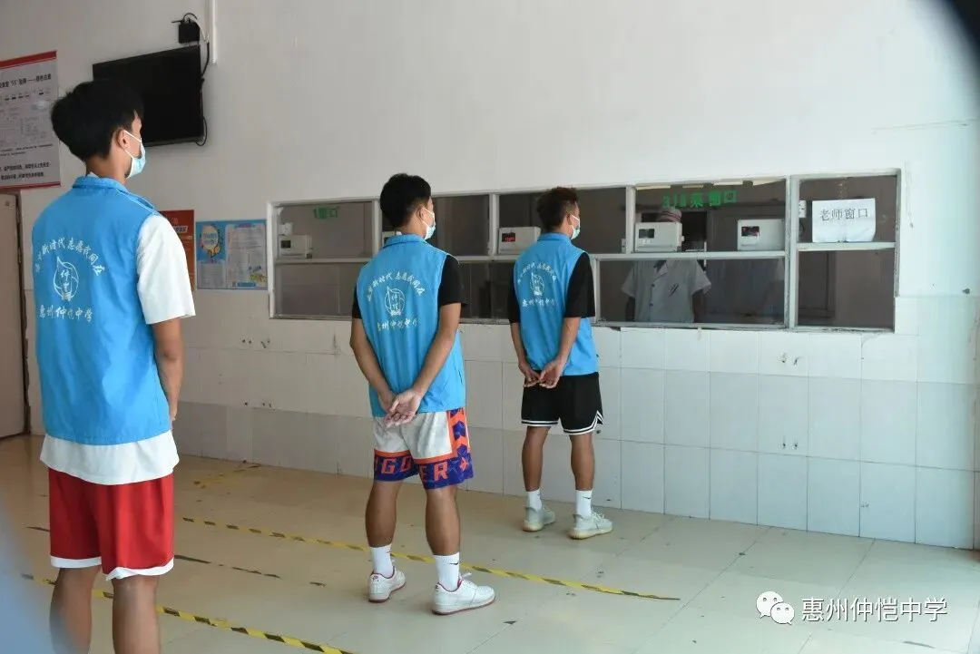 学生在食堂排队取餐，保持距离