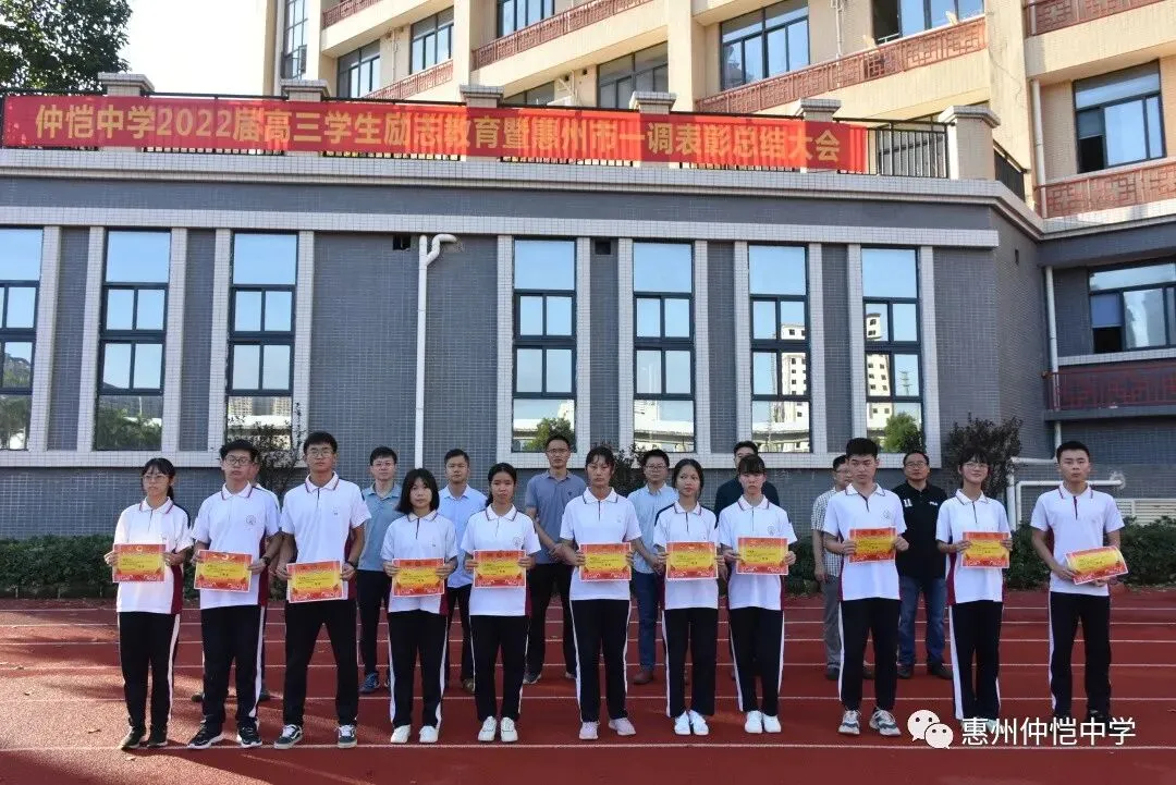 获奖学生手持证书，脸上洋溢着喜悦